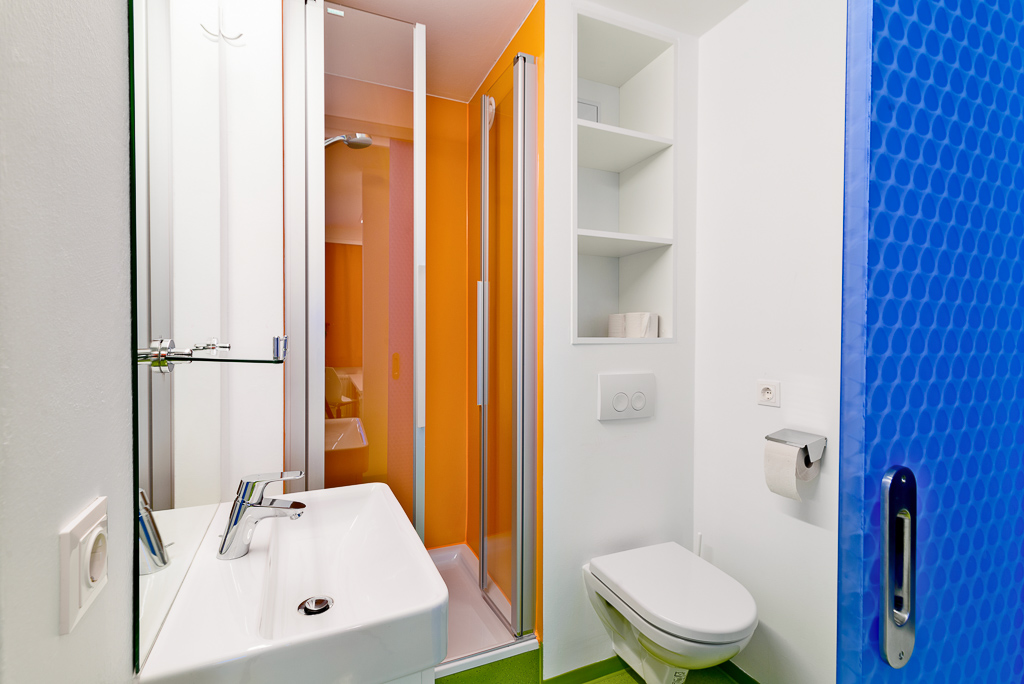 Badezimmer mit Dusche im Kolpinghaus Graz